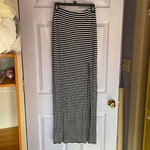 High waisted, lined jersey skirt, double slits